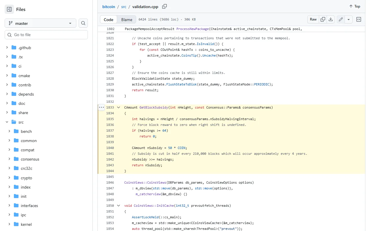 Msimbo wa Bitcoin Core kwenye GitHub, chaguo la kukokotoa GetBlockSubsidy, ukionyesha zawadi ya awali ya BTC 50 na maelezo kwamba hugawanywa nusu kila block 210,000